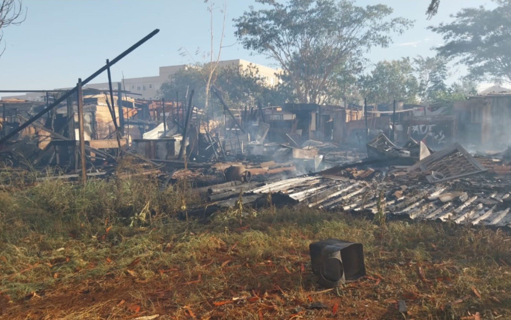 Incêndio destrói dez barracos em comunidade em Ribeirão Preto, SP