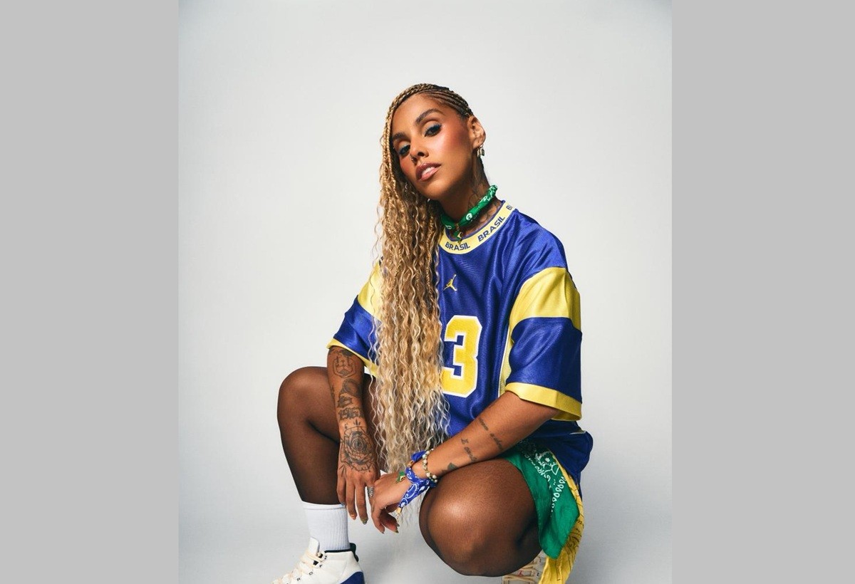 Cantora Amanda Amado apresenta edição especial de projeto em clima de Copa em Macaé