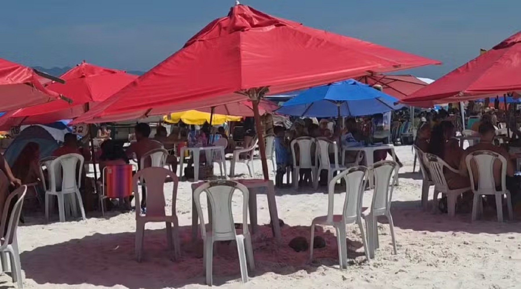 Turistas denunciam consumação mínima de até R$ 500 em barracas da Praia do Forte, em Cabo Frio