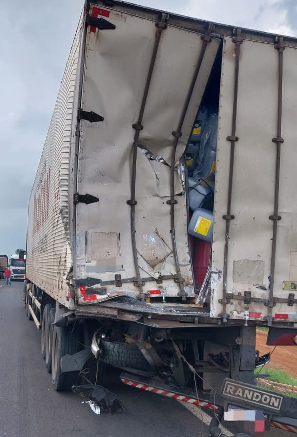 Van bateu na traseira de outro caminhão. — Foto: Divulgação