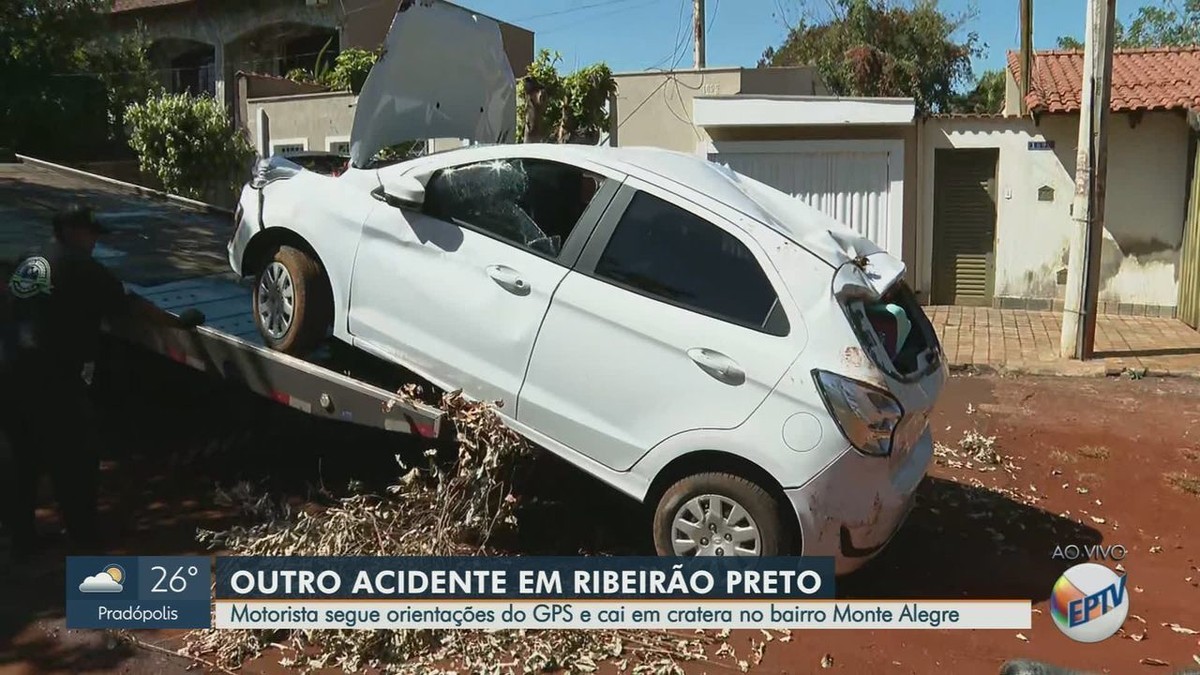 Motorista segue orientações de GPS e cai em cratera no bairro