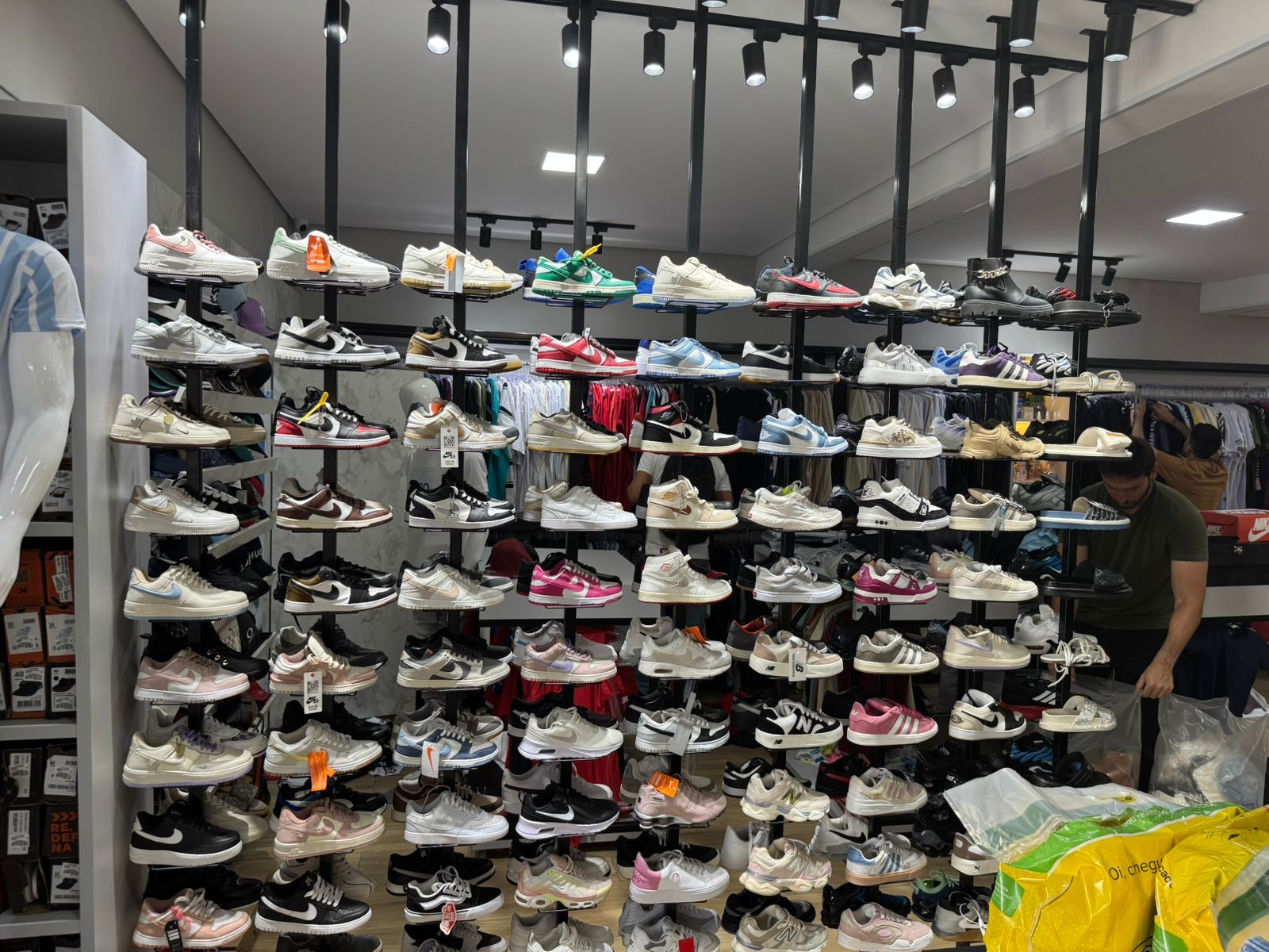 Polícia prende comerciante em Indaiatuba por venda de roupas falsificadas