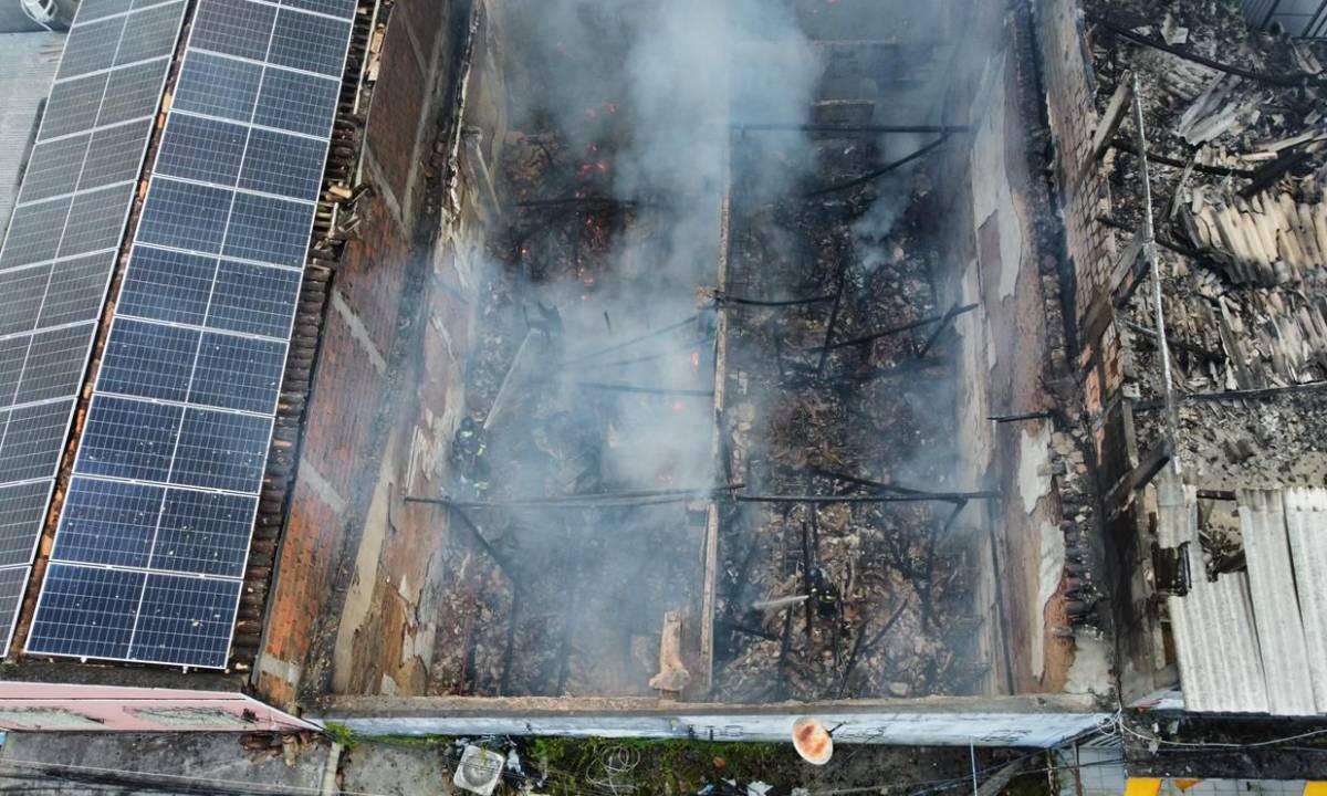 Incêndio destrói duas lojas e atinge terraço de farmácia na Bahia