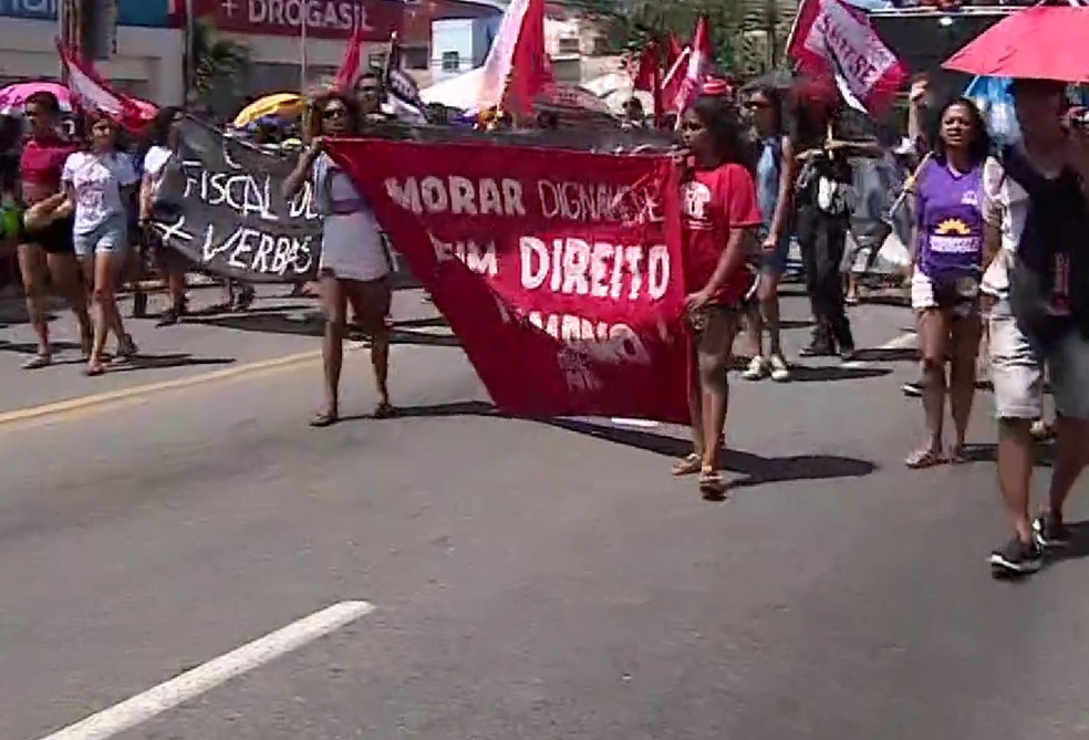 Grito dos Excluídos durante desfile da Independência em Aracaju — Foto: Tv Sergipe/reprodução