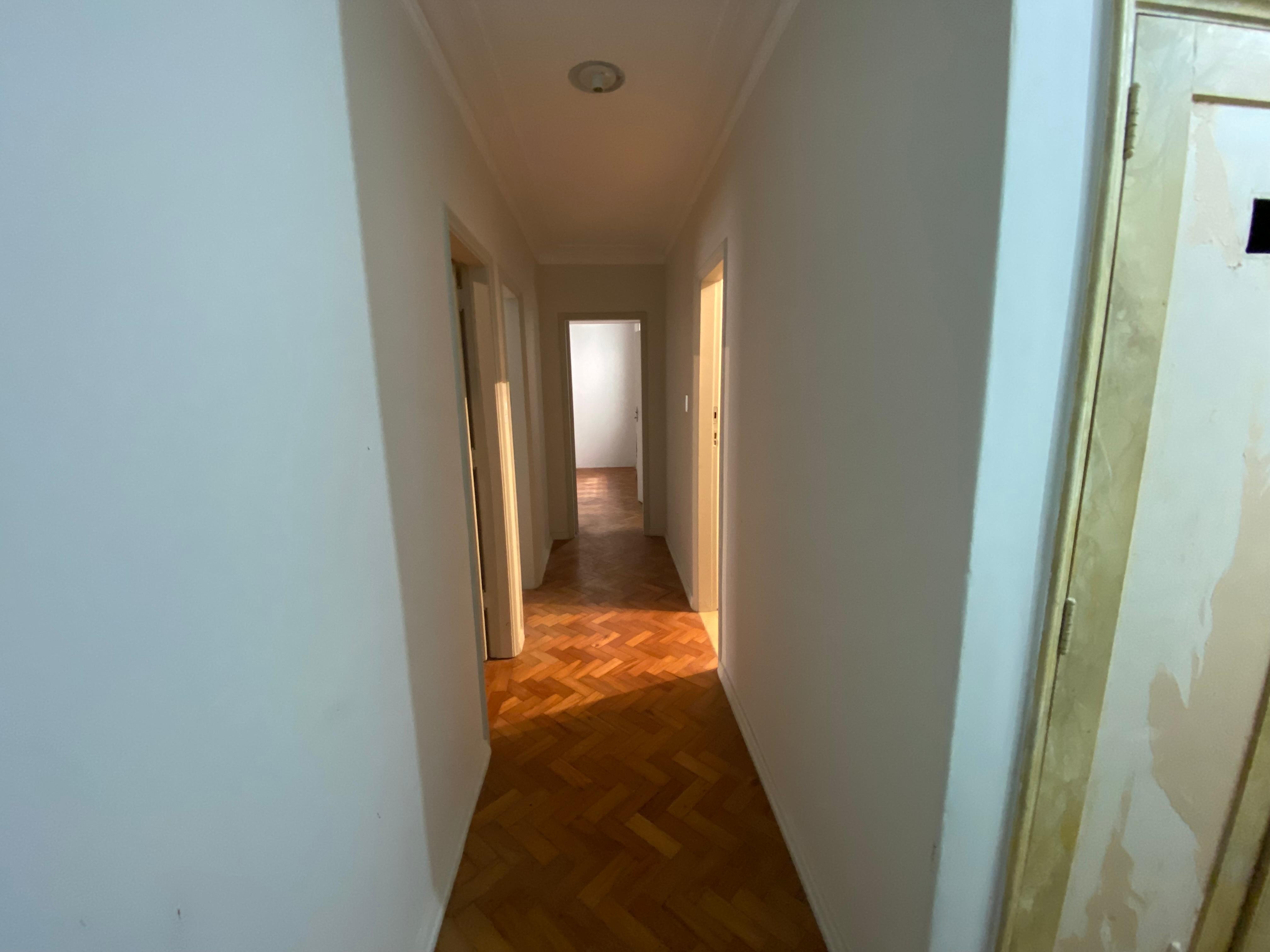 Corredor do apartamento onde morou Renato Russo — Foto: Divulgação/Jefferson Joviano
