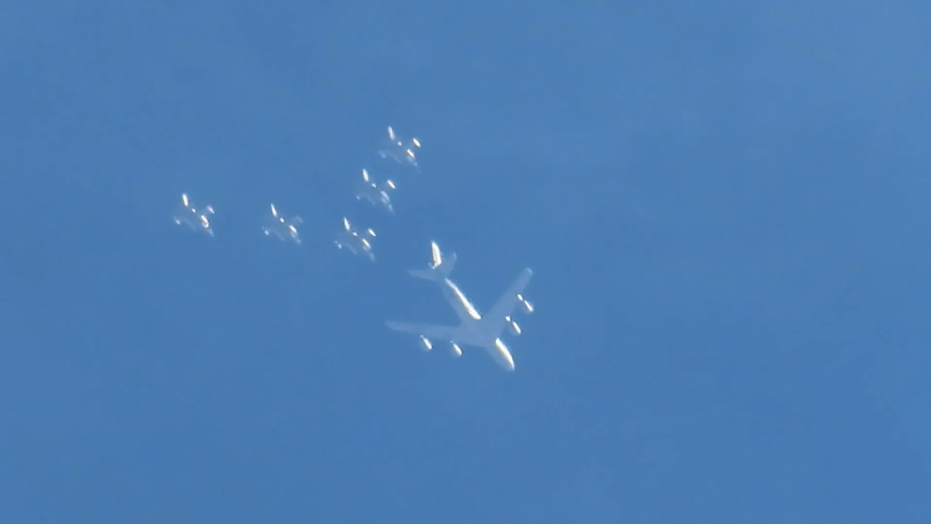 VÍDEO: caças F-16 da Argentina sobrevoam cidade do interior de São Paulo