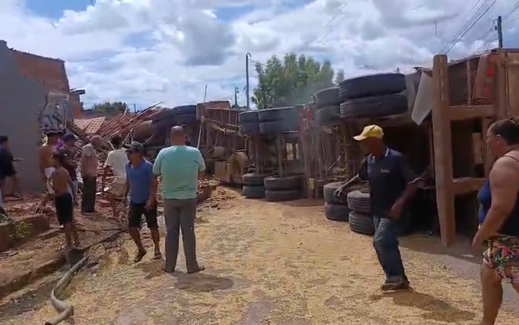 Bebê e criança ficam feridas após caminhão desgovernado atingir casas no interior da Bahia