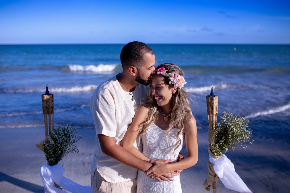 Sem convidados, casal realiza cerimônia de casamento em praia de
