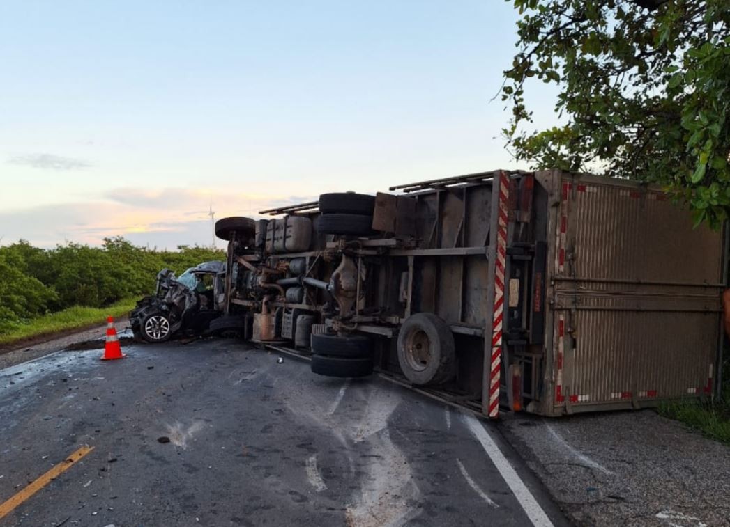 Motorista morre após carro bater em caminhão em rodovia no Ceará