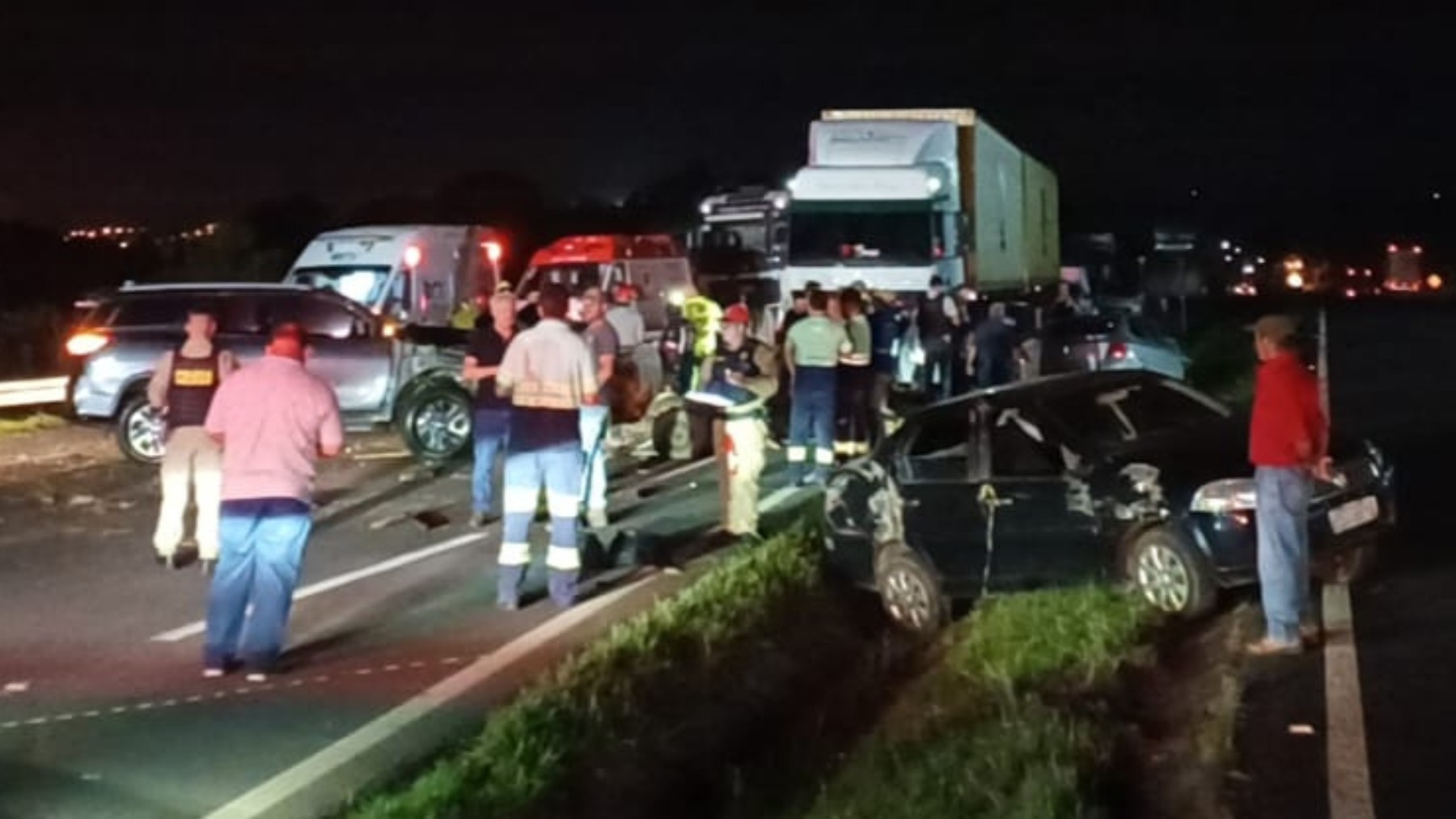 Casal morre em acidente entre carroça, quatro carros e um caminhão, em rodovia do Paraná