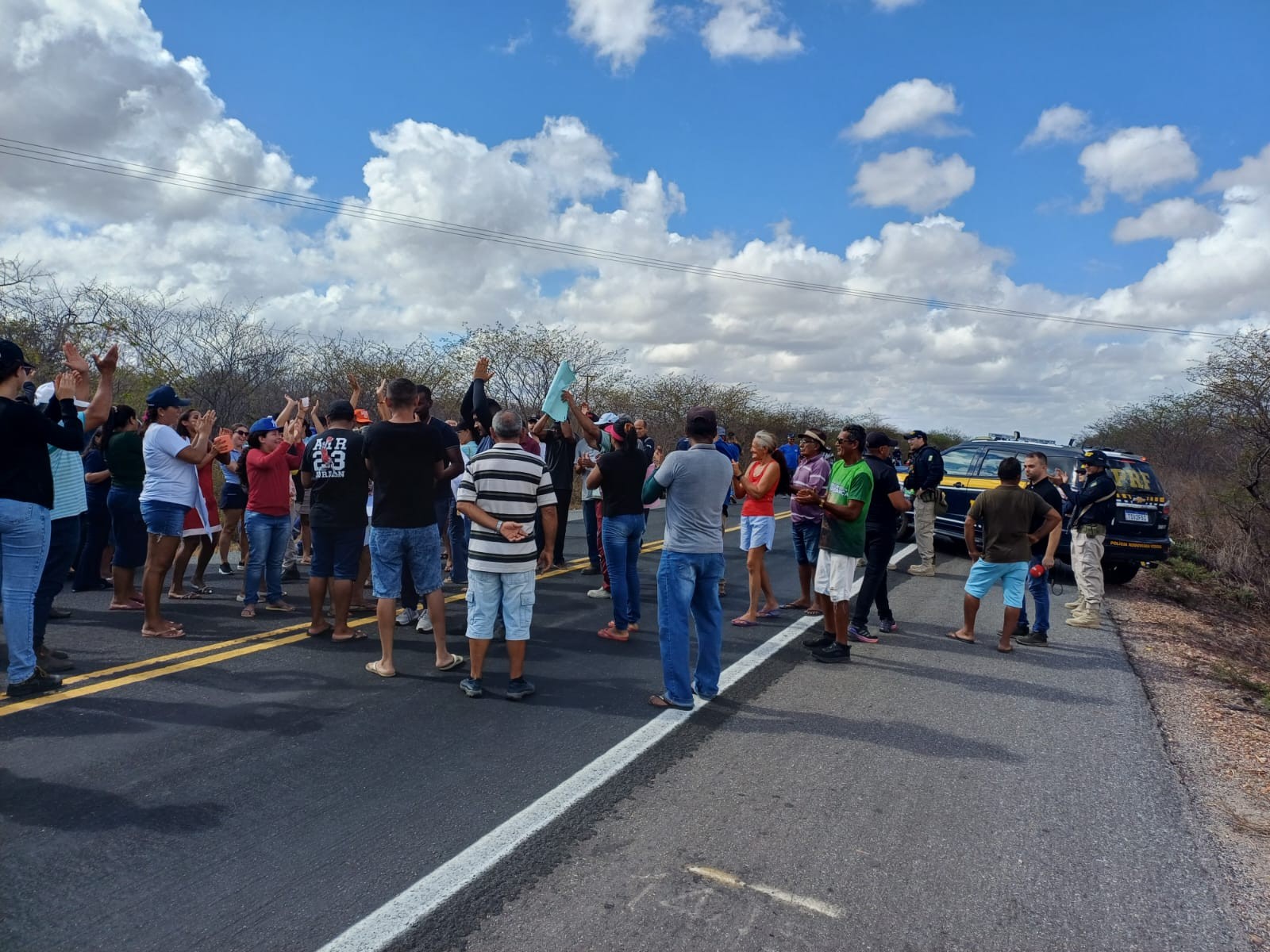 Manifestantes interditam BR-110 no RN para cobrar redutores de velocidade na via
