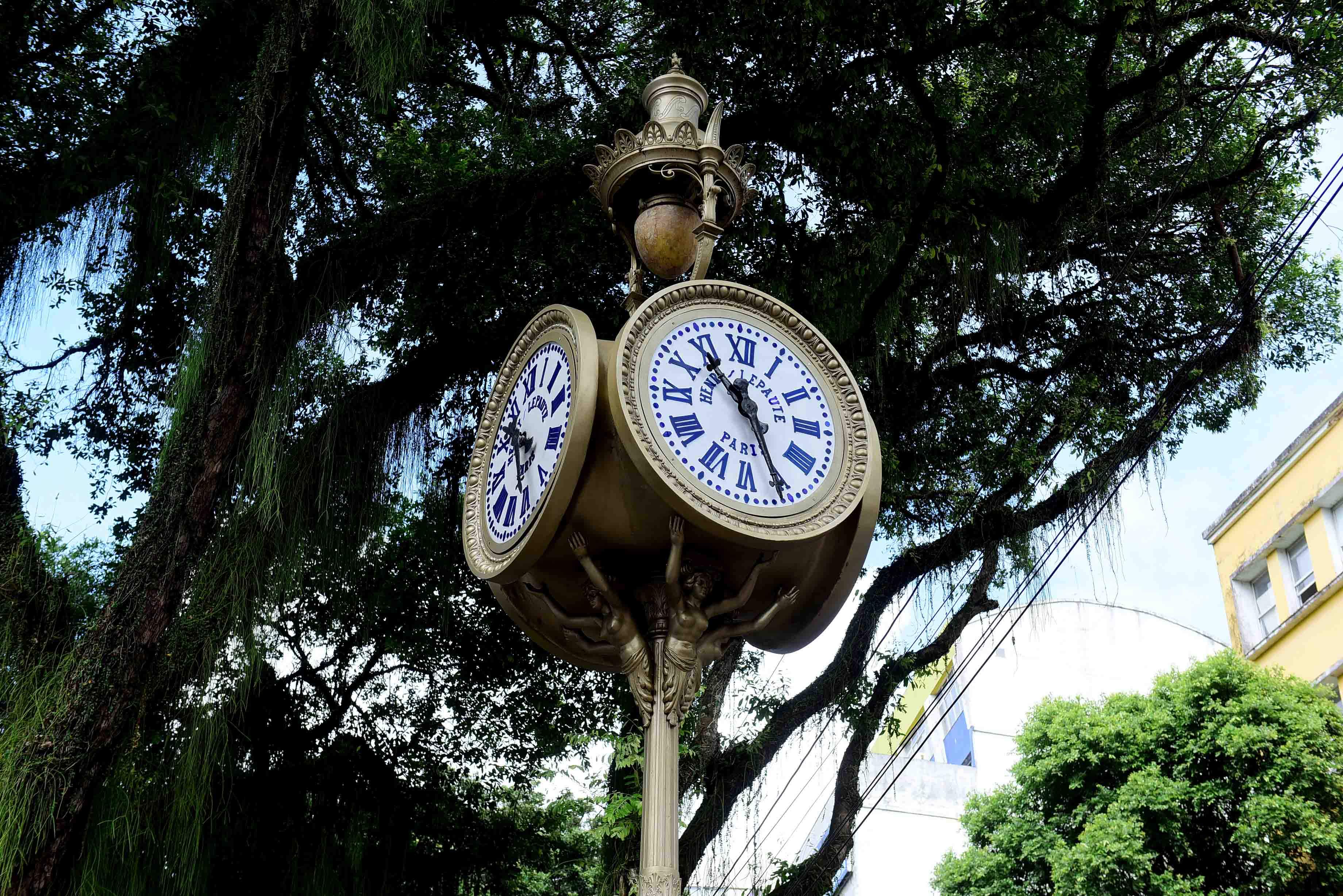 Relógio centenário volta a funcionar no centro de Salvador e mantém numeração romana criada em império na França