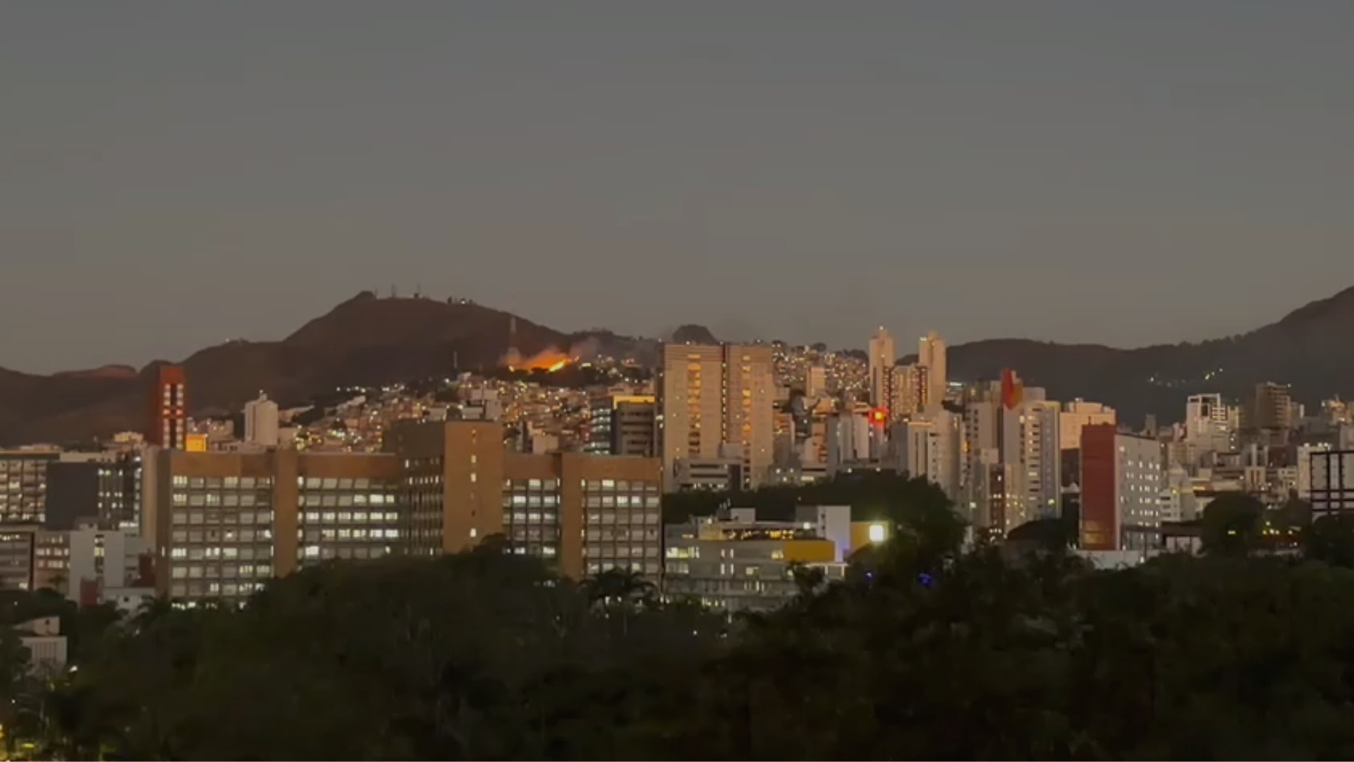 Incêndio atinge vegetação na Serra do Curral, em Belo Horizonte