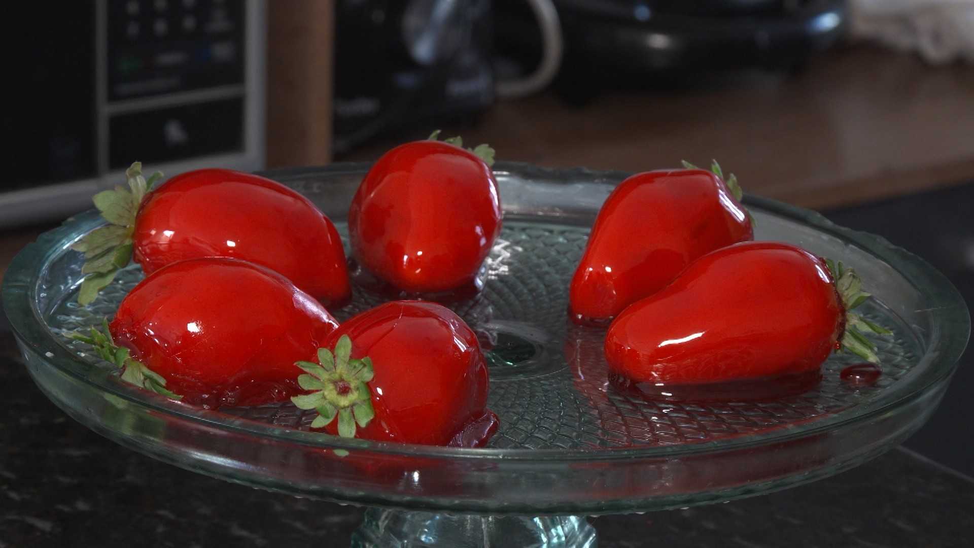 Paixão nacional: pedidos de morango do amor crescem 25 vezes no iFood em um mês no Brasil; crescimento chega a quase 50 vezes em SP