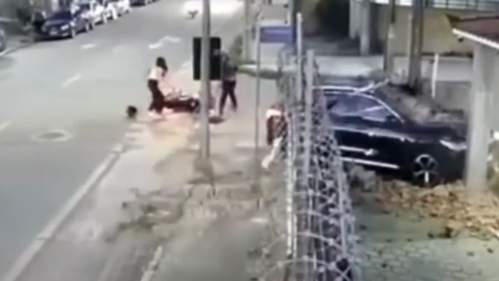 Motociclista e passageira são atingidos por carro desgovernado que derrubou muro de casa em Fortaleza. — Foto: Reprodução