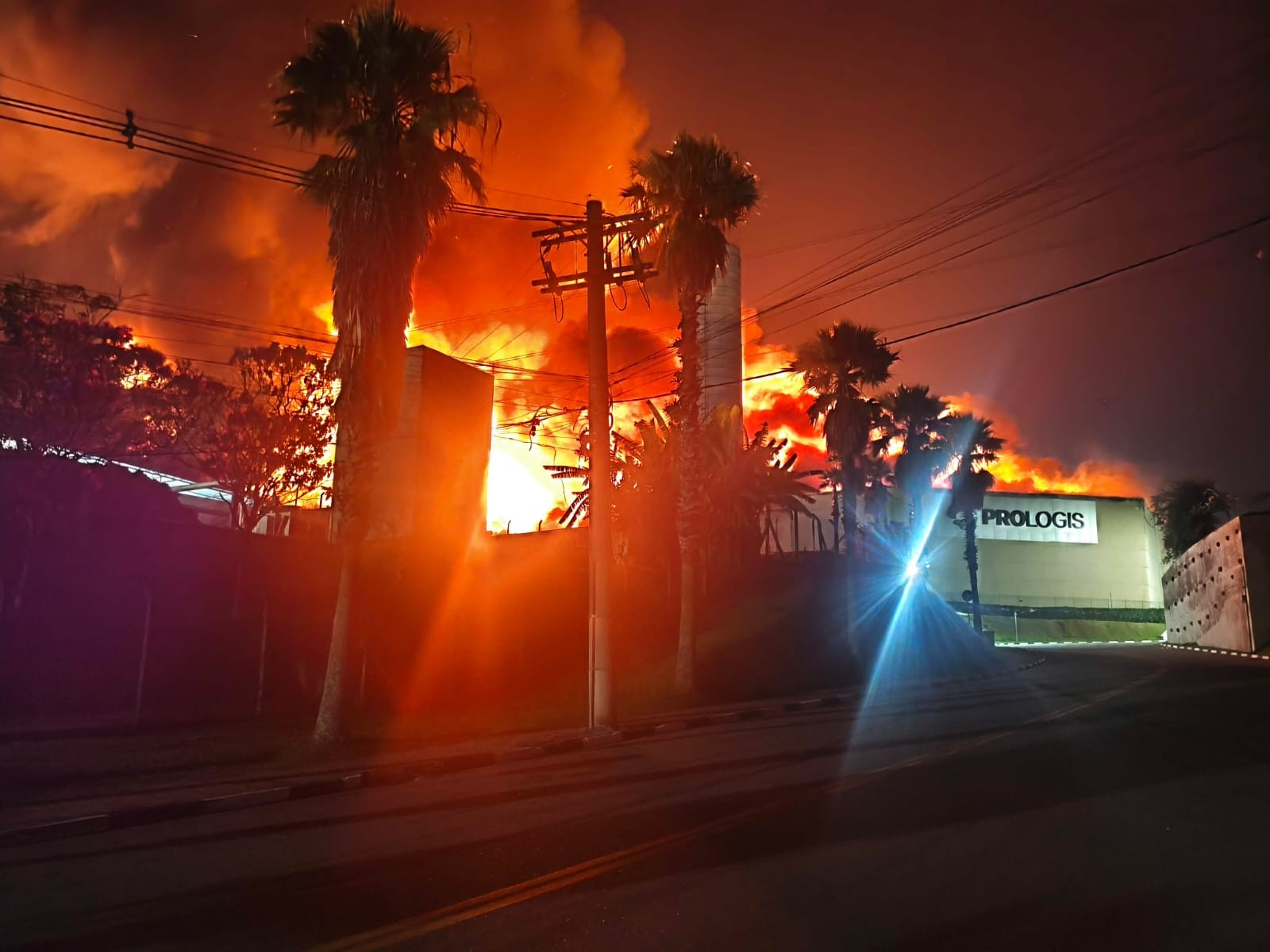 Incêndio de grandes proporções atinge empresa em Arujá, na Grande São Paulo; VÍDEO