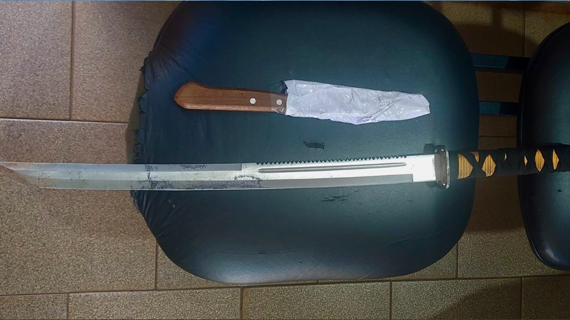 Mulher é agredida por companheiro com faca e espada samurai em Rio Preto