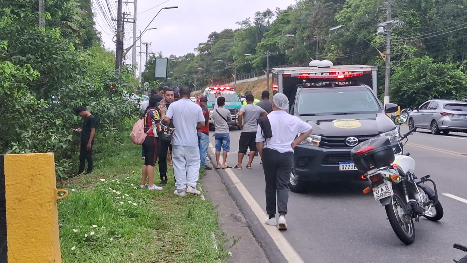 Mulher morre após carro bater em motocicleta na Avenida do Turismo, em Manaus