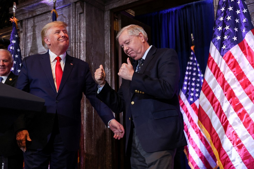 Presidente Donald Trump e o senador Lindsey Graham em evento da campanha presidencial, em 2023 — Foto: Shannon Stapleton/Reuters