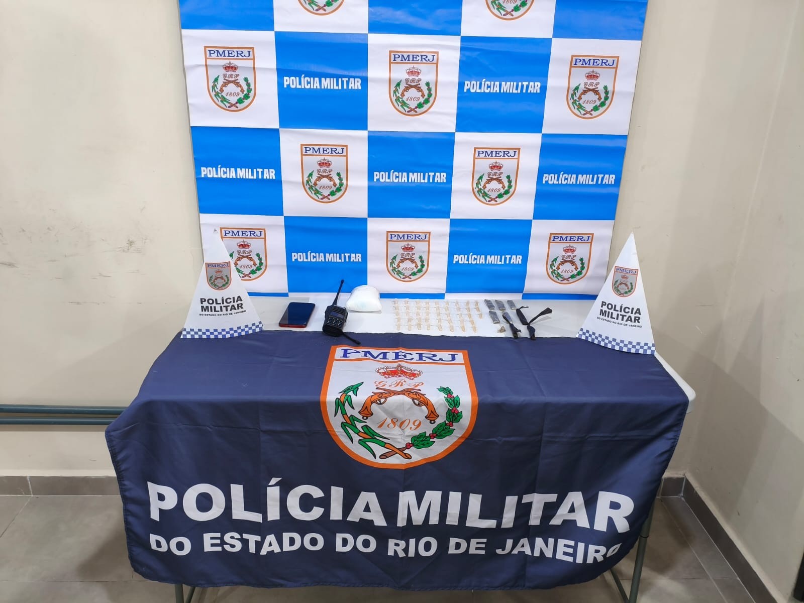 Dois jovens entram em escola para fugir da PM em Volta Redonda