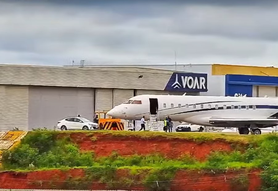 Avião fica enroscado em buraco na pista de decolagem após chão ceder no aeroporto de Sorocaba