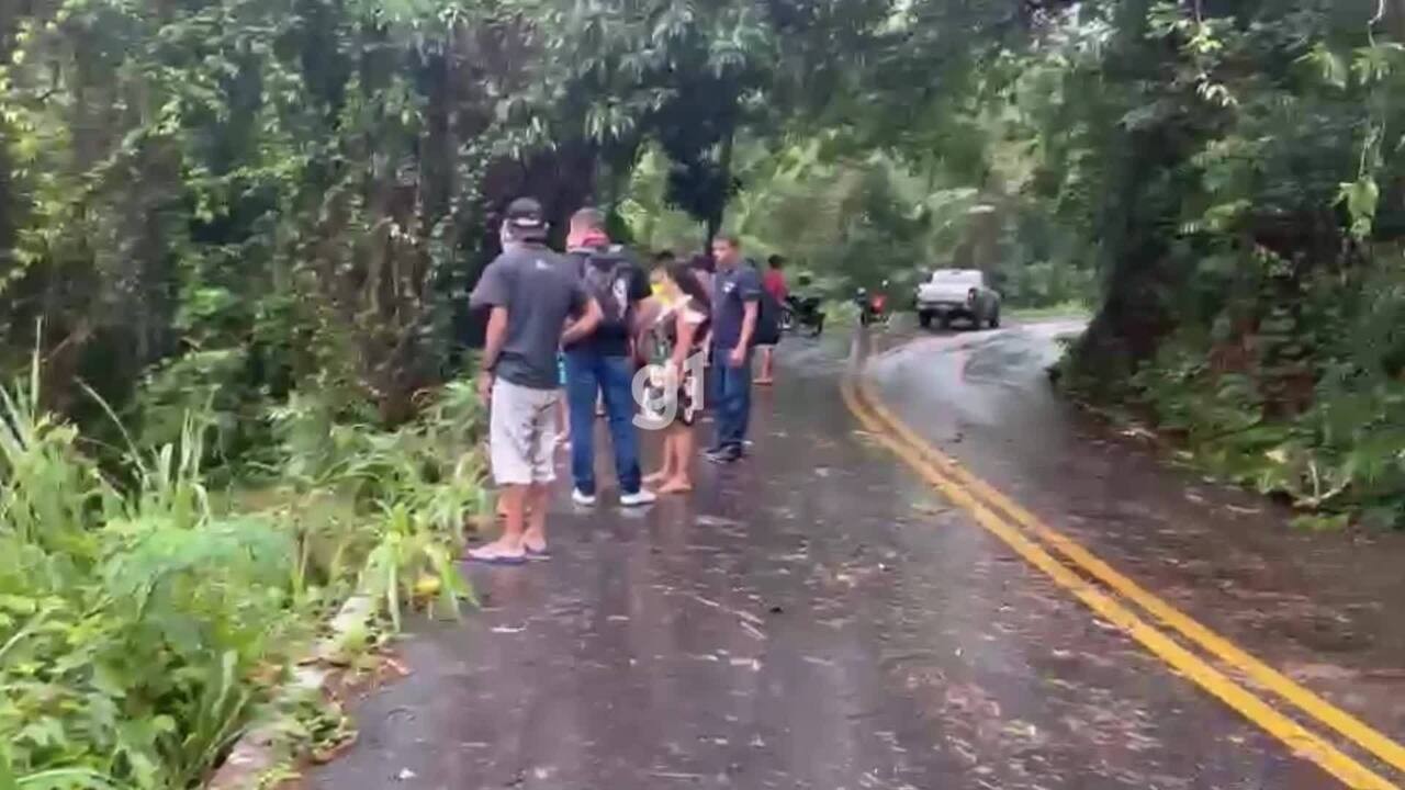 Micro-ônibus com passageiros cai em ribanceira em serra no interior do Ceará