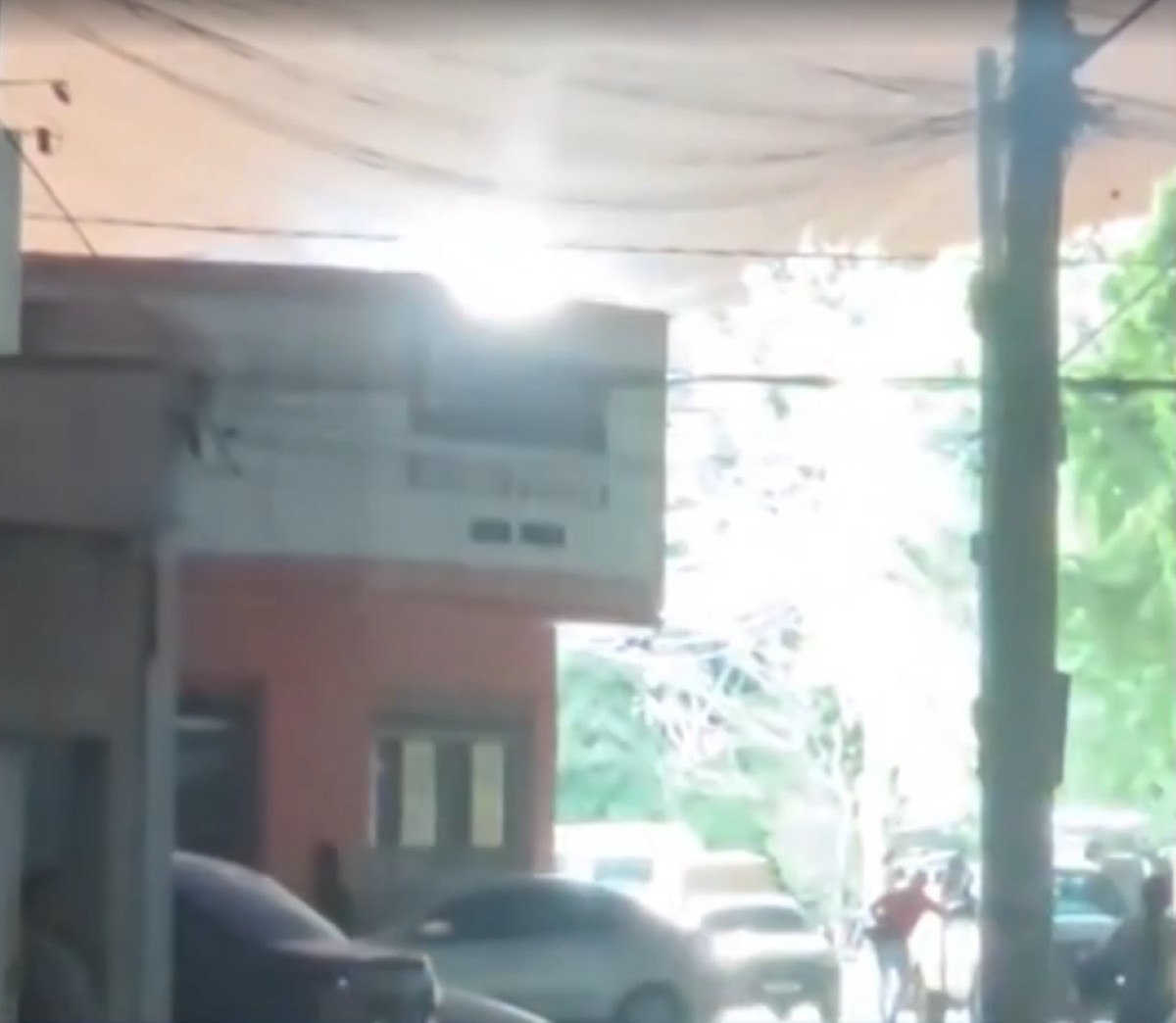 'Arco elétrico' causa incêndio e deixa mais de 800 moradores sem energia no bairro São Jorge em Uberlândia