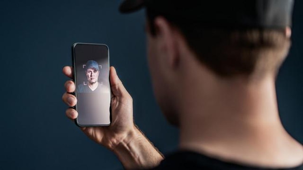 Homem olhando para tela de um celular — Foto: Getty Images