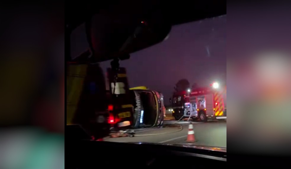 Ônibus tomba na Rodovia Raposo Tavares em Itapetininga (SP), nesta segunda-feira (7) — Foto: Reprodução/Itape Ordinária