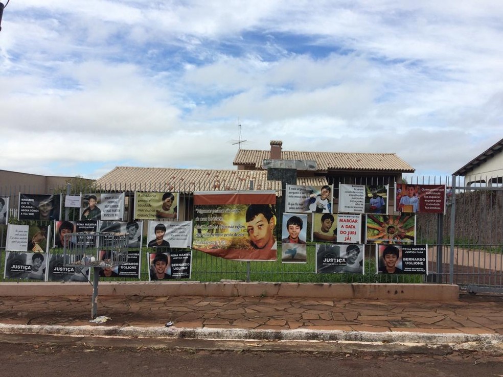 Diversos cartazes pedindo justiça foram colocados no portão da casa onde Bernardo morava — Foto: Carolina Cattaneo/G1
