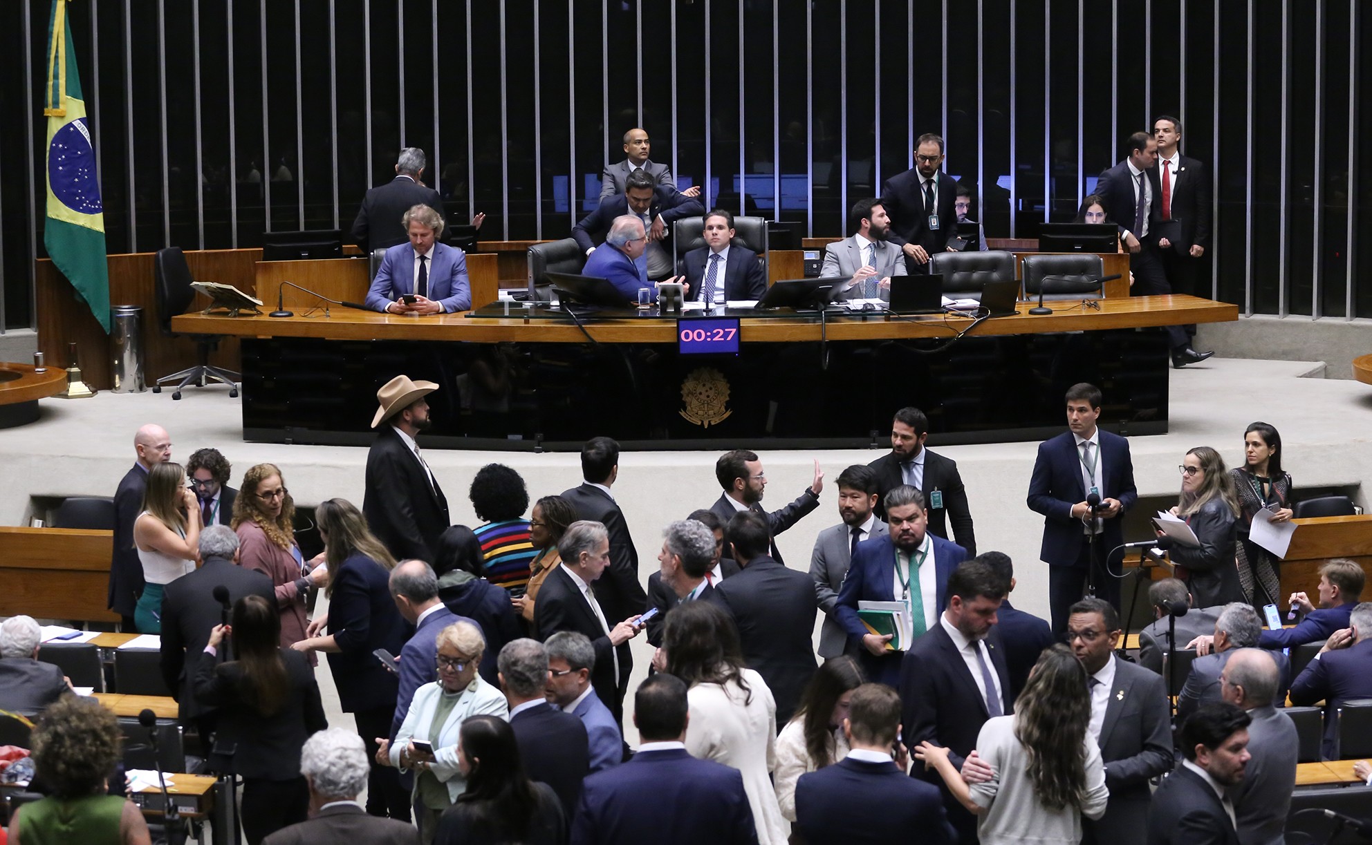 Para 90% dos deputados, governo deve cortar supersalários e aumentar taxação de bets para atingir meta fiscal, diz Quaest