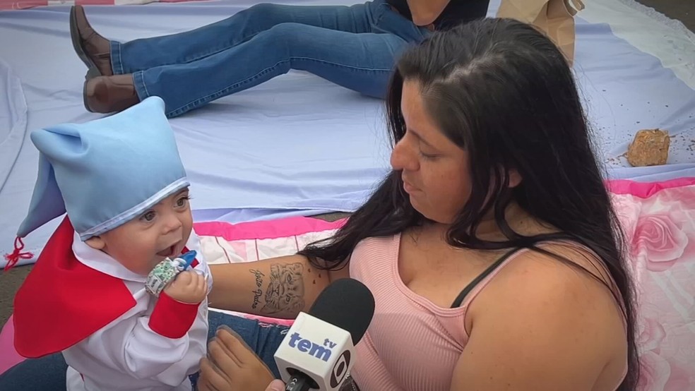 6 de 7
Talissa Cristina e o filho pagam promessa &mdash; Foto: Reprodu&ccedil;&atilde;o/TV TEM