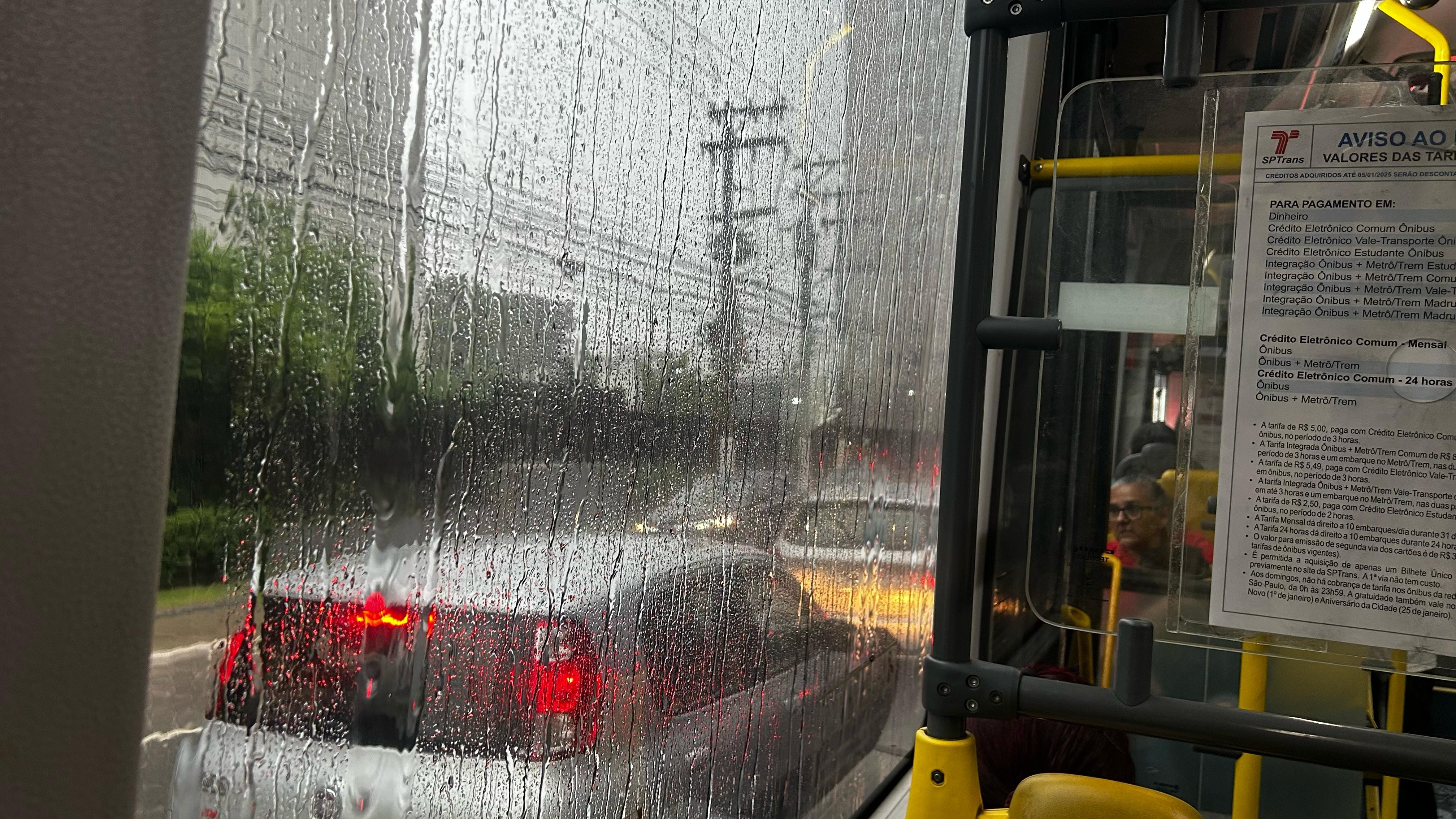 Capital registra chuva forte com raios e rajadas de vento; Grande SP tem 40,1 mil imóveis sem luz