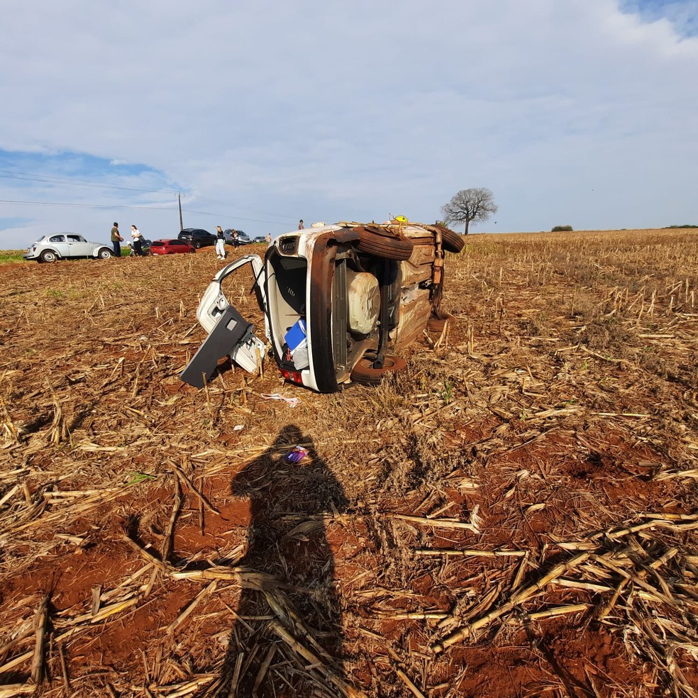 Professora morre após ser ejetada de veículo durante capotamento em Floresta; carro ficou destruído — Foto: Corpo de Bombeiros