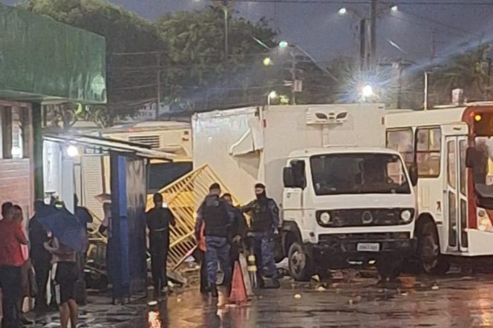 Caminhão invade muro de terminal de ônibus, danifica motos e motorista foge em Manaus