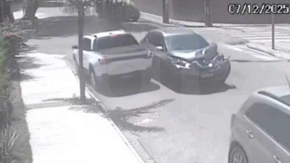 Motorista colide e sai arrastando veículos em Fortaleza — Foto: TV Verdes Mares/Reprodução