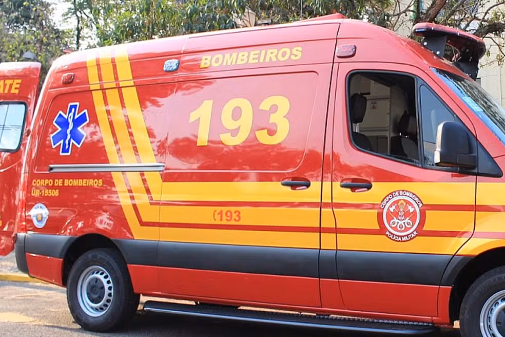 Vítima foi resgatada por equipes do Corpo de Bombeiros — Foto: Reprodução