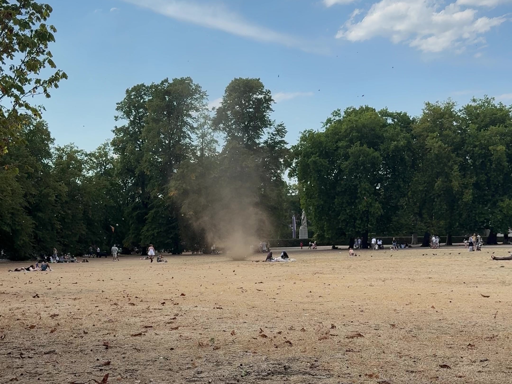 'Diabo de poeira': redemoinho surpreende visitantes em parque de Londres; veja VÍDEO