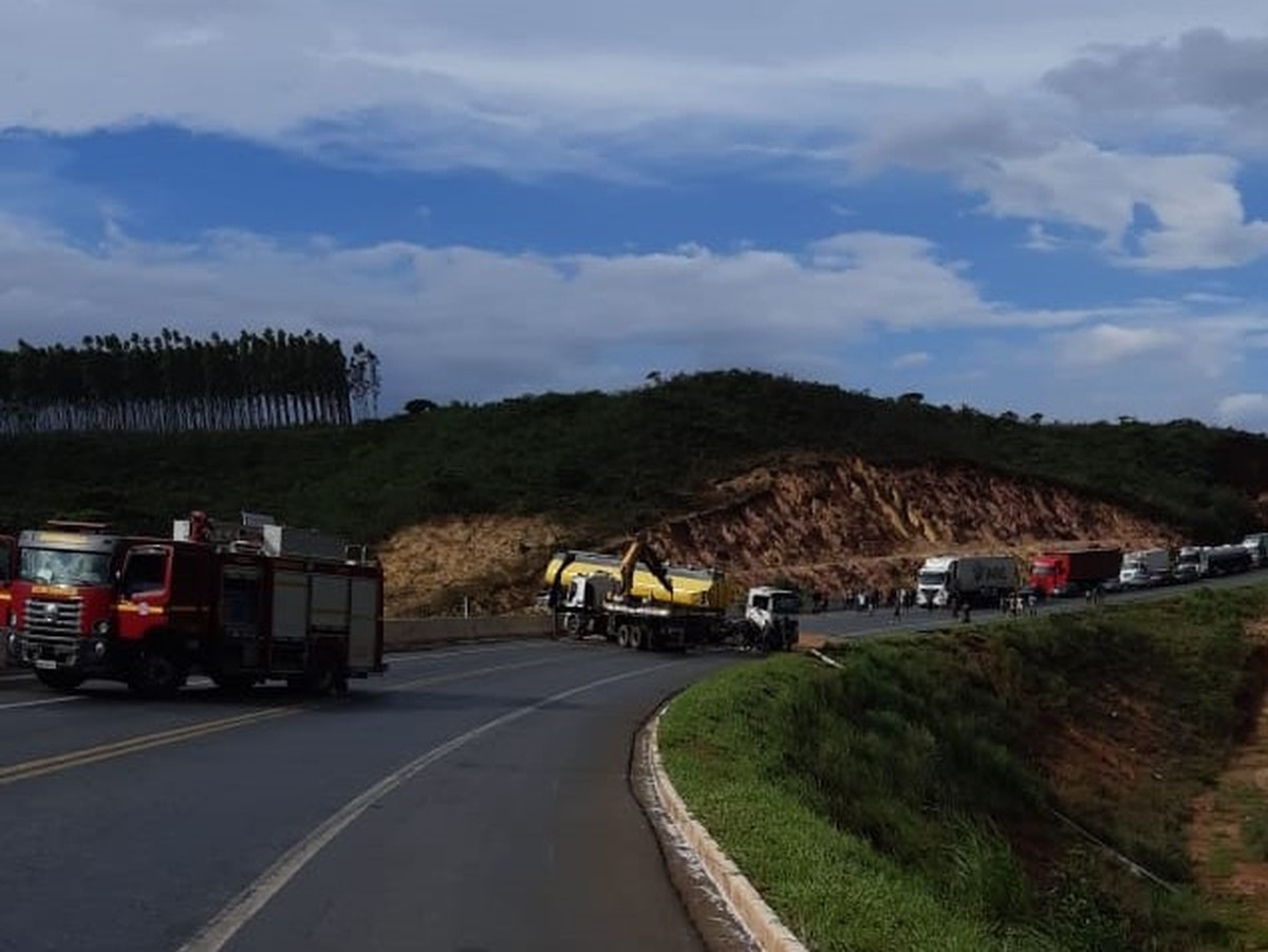 BR-251: trânsito é totalmente liberado após mais de 30h de interdição -  Gerais - Estado de Minas