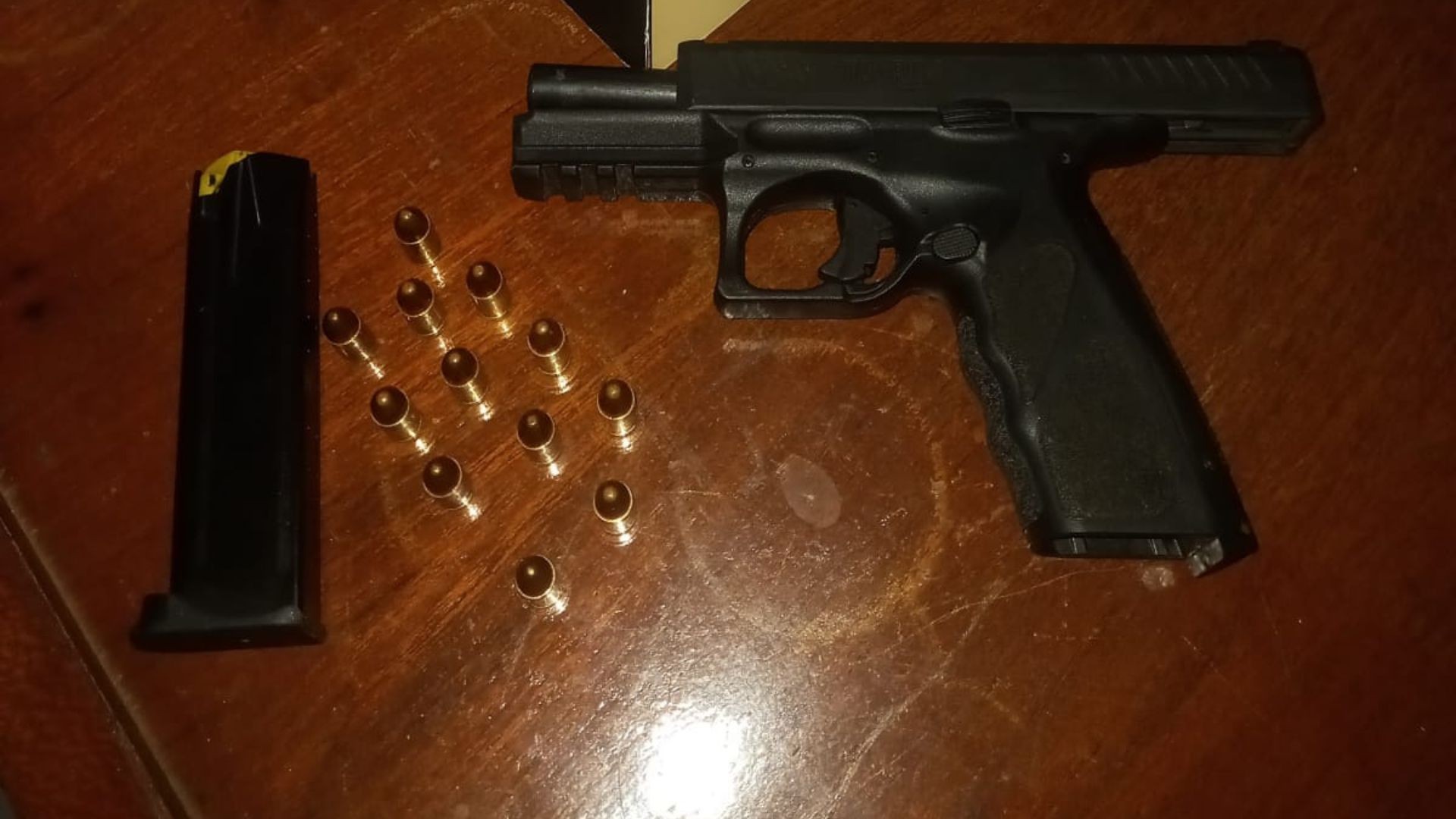 CAC é preso com pistola carregada após ameaçar rapaz durante confraternização de amigos em MG