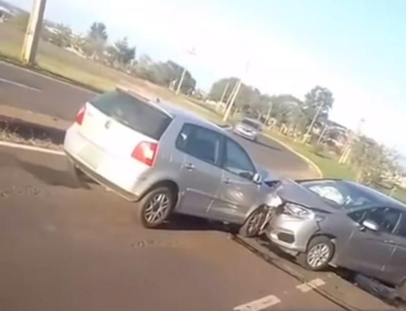 Colisão frontal entre carros deixa duas pessoas feridas na Avenida Juscelino Kubitschek de Oliveira