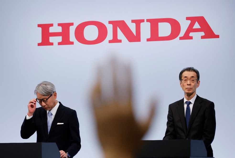 Toshihiro Mibe, CEO da Honda, e o vice-presidente executido da Honda, Noriya Kaihara, falam em T&oacute;quio sobre os resultados da empresa &mdash; Foto: REUTERS/Kim Kyung-Hoon