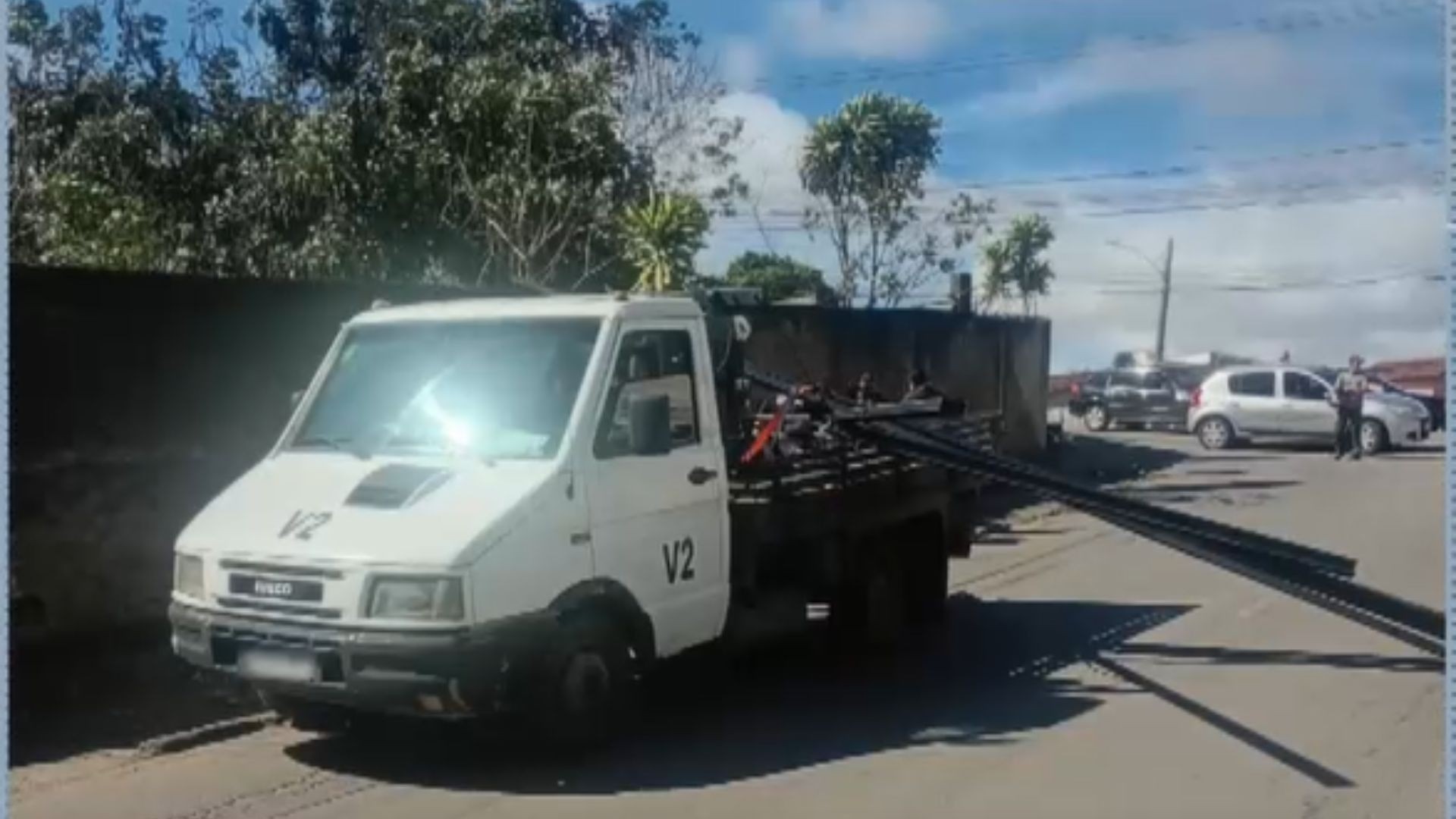 Pedestre morre após ser atingido por barras de ferro que se soltaram de caminhão em Cariacica