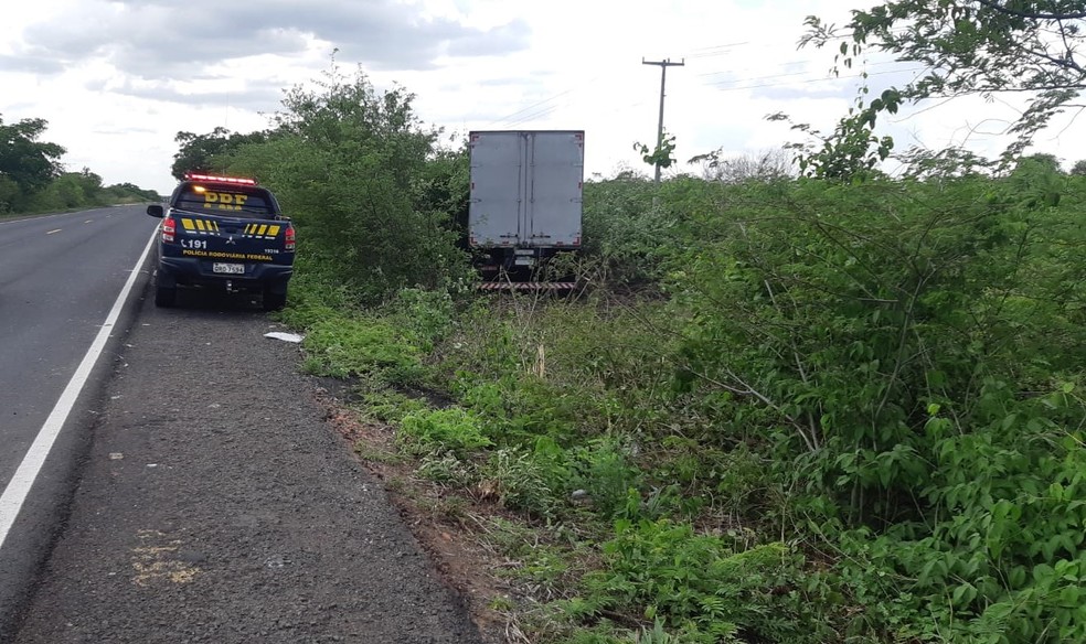 Motorista fica gravemente ferido após acidente entre dois caminhões e um carro de passeio no sul do Piauí — Foto: Reprodução