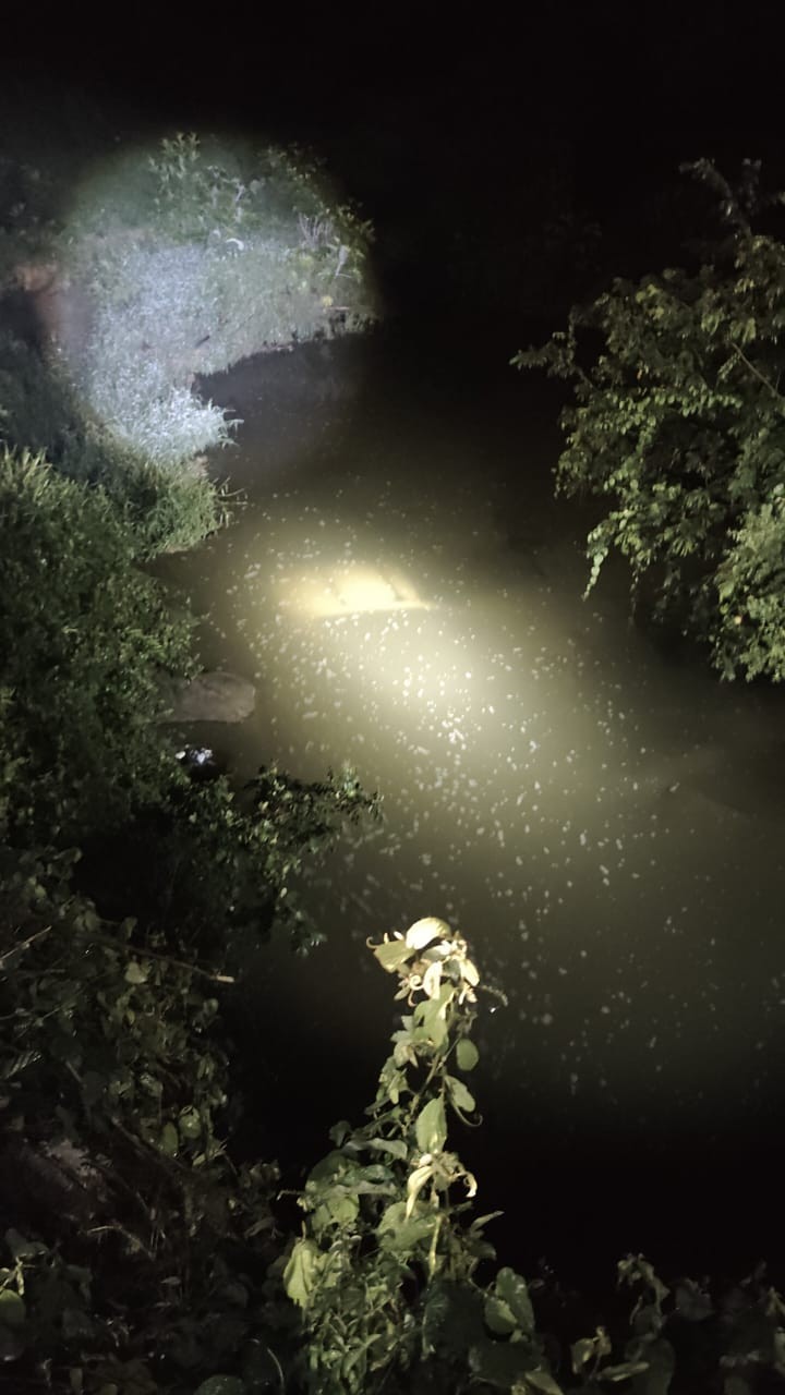 Idosa e mulher morrem afogadas após carro cair dentro de córrego na RJ-141, em Barra do Piraí