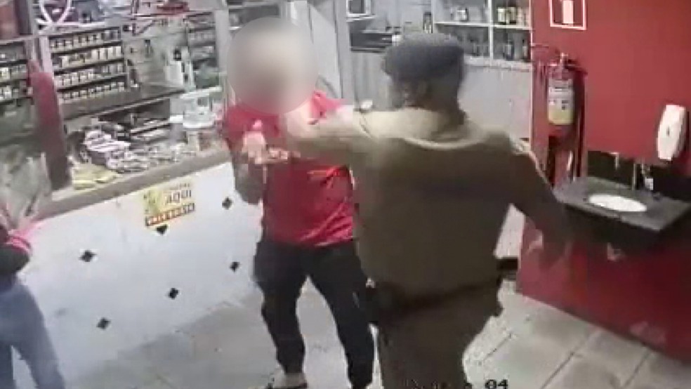 Homem agredido por PM em bar de Londrina ganha direito à indenização de R$ 8 mil — Foto: Reprodução