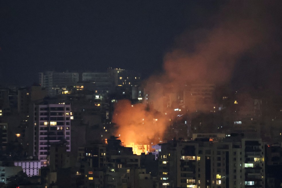 Fumaça e chamas em bairro central de Beirute, no Líbano, após bombardeio israelense em 10 de outubro de 2024. — Foto: REUTERS/Amr Abdallah Dalsh