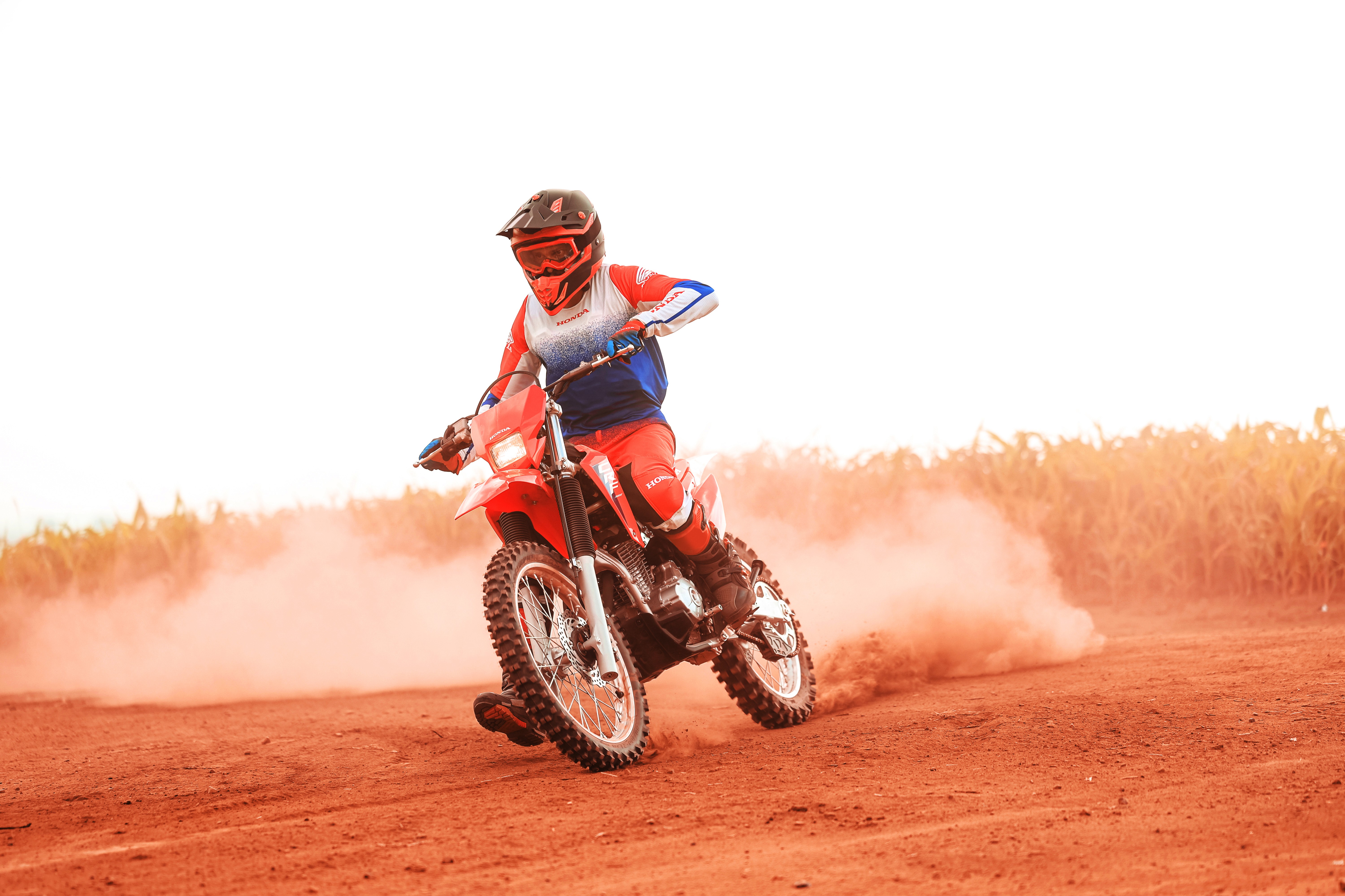 Honda lança moto de trilha com novo motor e mais potência por R$ 24 mil