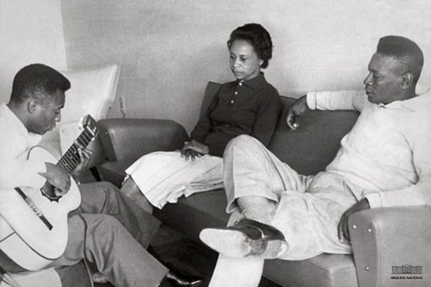 Pelé toca violão para os seus pais, Celeste Arantes do Nascimento e João Ramos do Nascimento, em agosto de 1964