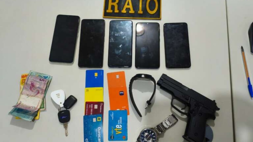 Polícia apreendeu uma pistola falsa e recuperou os pertences das vítimas após prisão de dupla que praticou roubos em série, em Fortaleza. — Foto: PMCE/ Divulgação
